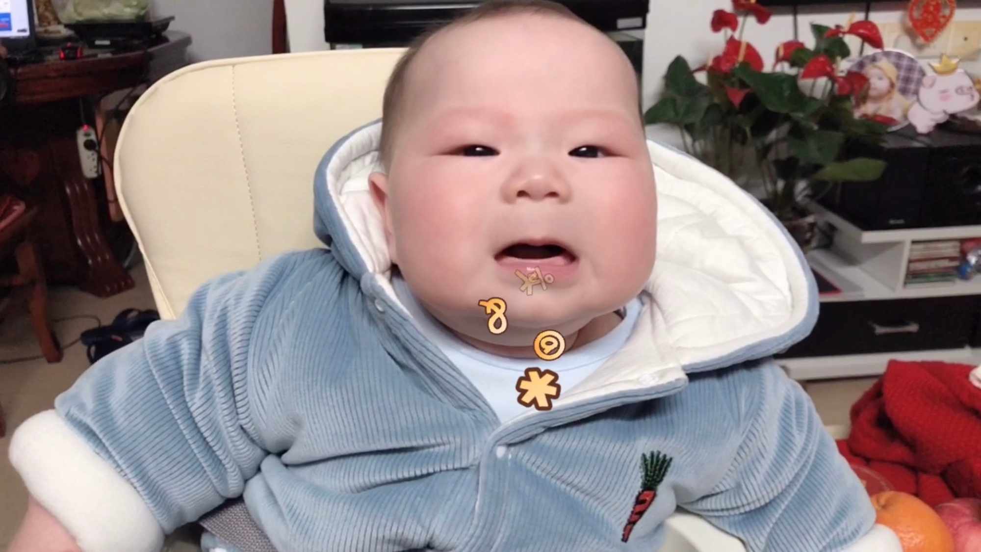 宝贝现在生气的表情越来越丰富了,怒吼都是龇牙咧嘴的